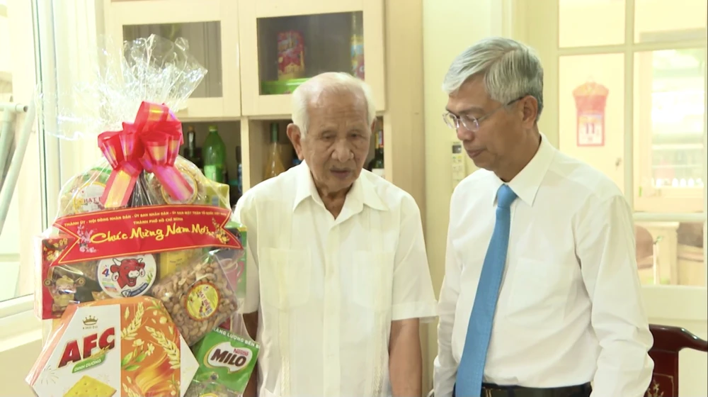 Phó Chủ tịch UBND TP.HCM Võ Văn Hoan thăm và chúc Tết ông Lê Văn Triết. Ảnh: TRẦN MINH Phó Chủ tịch UBND TP.HCM Võ Văn Hoan thăm và chúc Tết ông Lê Văn Triết. Ảnh: TRẦN MINH
