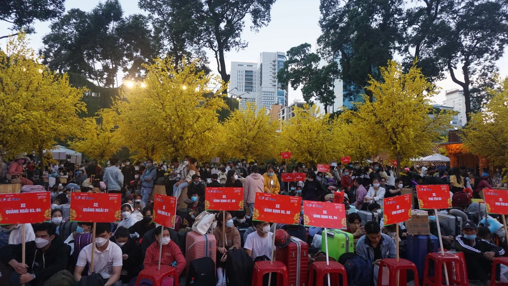 “Chuyến xe mùa xuân” đưa hàng nghìn sinh viên, người lao động về quê ăn tết.