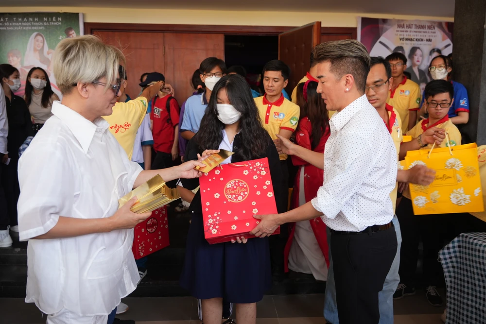 Ca sĩ Đàm Vĩnh Hưng (bìa phải) và ca sĩ Vũ Hà tặng quà cho các em học sinh bị ảnh hưởng bởi dịch COVID-19. Ảnh: BTC Sinh viên đón tết xa nhà được nhận quà và nhận lì xì