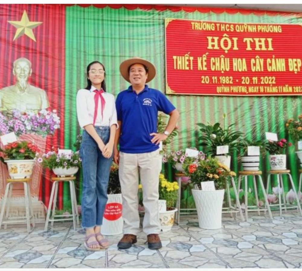 Thầy Trần Tuấn Anh cùng với học trò của mình. Ảnh: NVCC