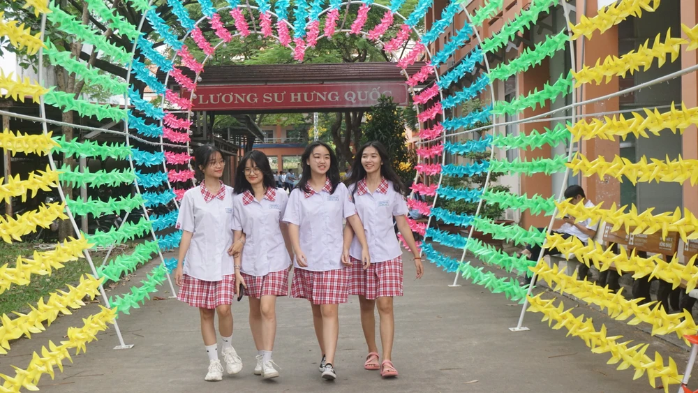 Dãy chong chóng hình trái tim thu hút nhiều học sinh tới chụp hình tại Trường THPT Trần Hưng Đạo. Dãy chong chóng hình trái tim thu hút nhiều học sinh tới chụp hình tại Trường THPT Trần Hưng Đạo.