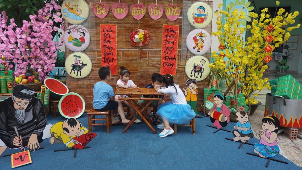 Các bé vui chơi trong tiểu cảnh tết quê tại trường. Các bé vui chơi trong tiểu cảnh tết quê tại trường.