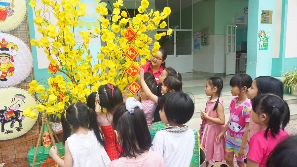 Cô trò thích thú bên cành mai. Cô trò thích thú bên cành mai.