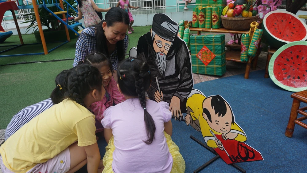 Các bé tìm hiểu về ông đồ qua sự giới thiệu của cô giáo. Các bé tìm hiểu về ông đồ qua sự giới thiệu của cô giáo.