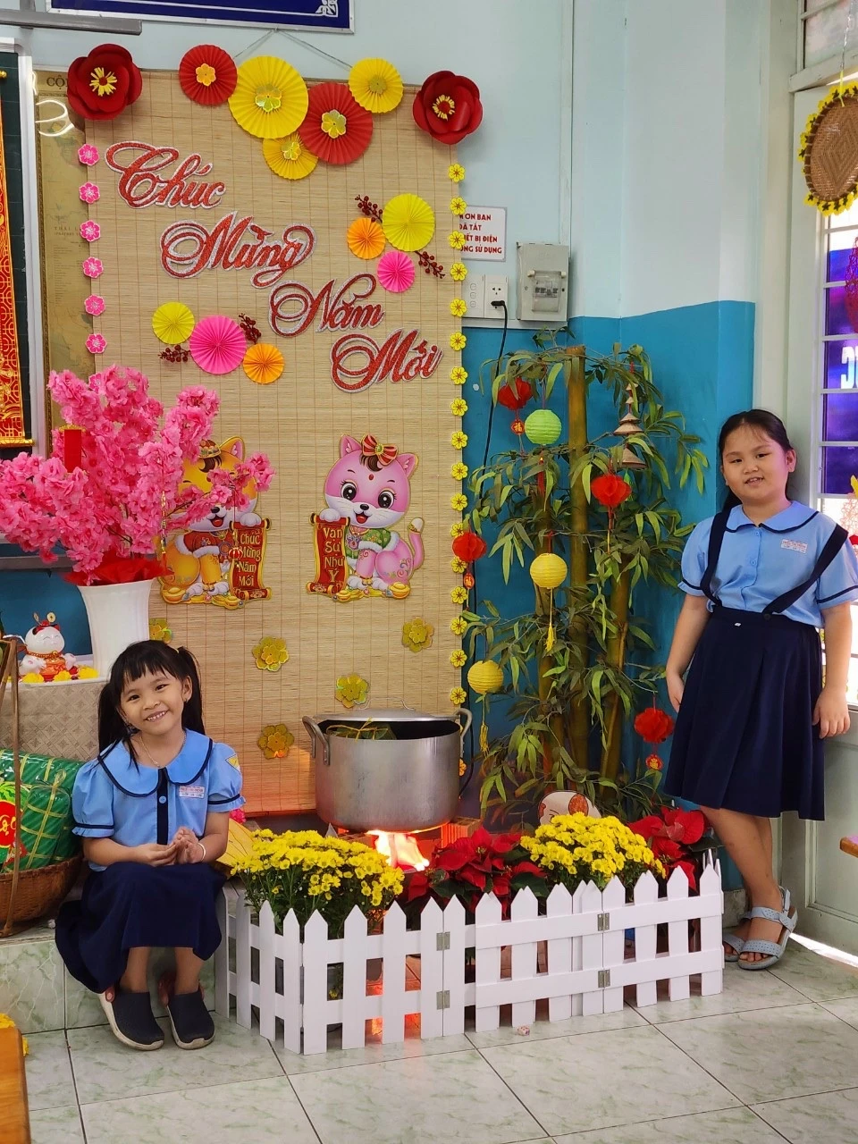 Không gian tết quê cũng là khu vực được nhiều học sinh tìm đến vào những ngày này tại trường. Không gian tết quê cũng là khu vực được nhiều học sinh tìm đến vào những ngày này tại trường.