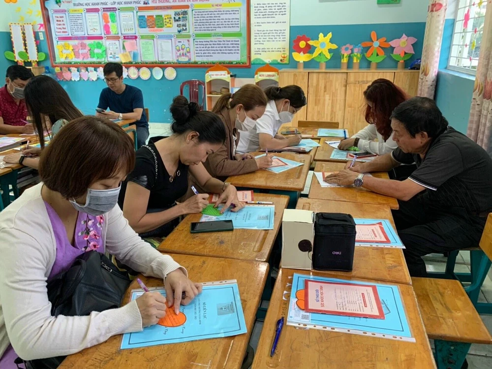 Phụ huynh viết những dòng nhắn gửi tới con cũng như giáo viên chủ nhiệm tại buổi họp phụ huynh. Ảnh: TTC