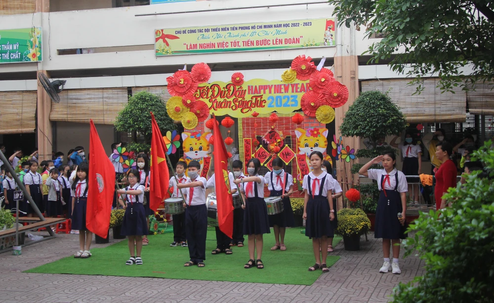 Học sinh Trường Tiểu học Đinh Tiên Hoàng chào cờ đầu tuần. Ảnh: HP