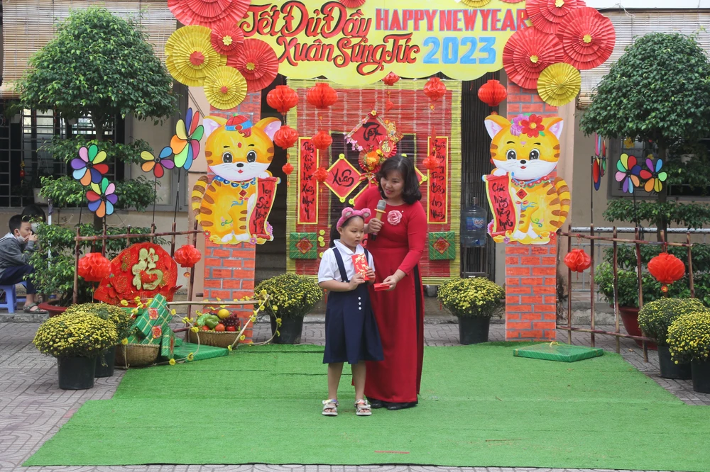 Thầy cô tạo bất ngờ cho học sinh trong buổi học đầu năm