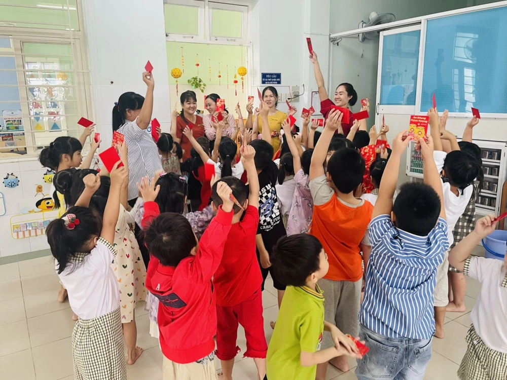 Thầy cô tạo bất ngờ cho học sinh trong buổi học đầu năm