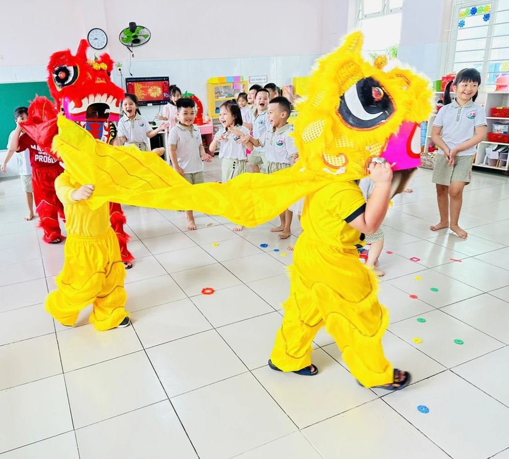 Thầy cô tạo bất ngờ cho học sinh trong buổi học đầu năm