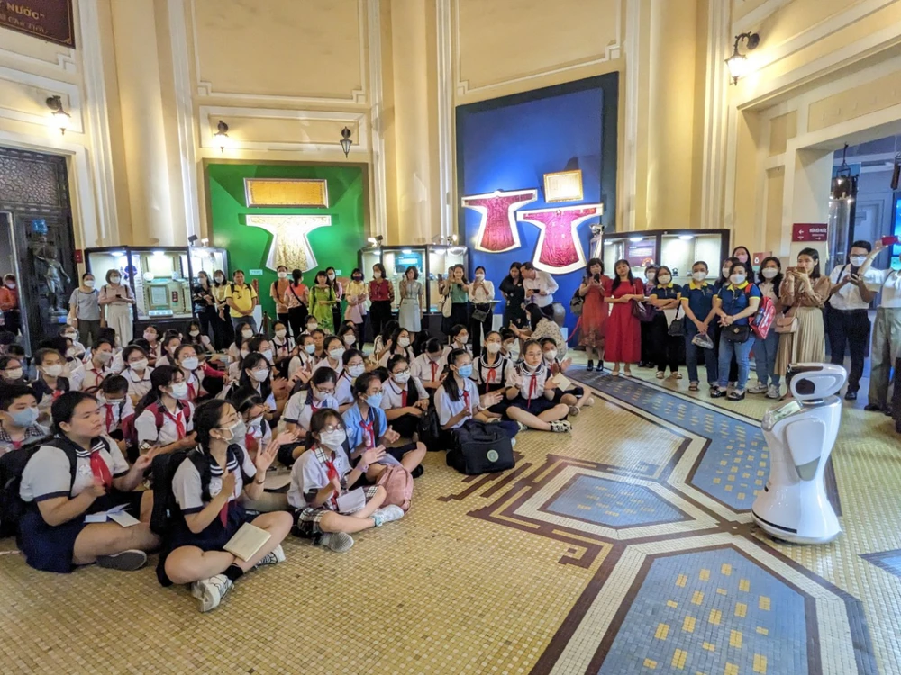 Thí sinh nghe robot thuyết trình. Ảnh: TT