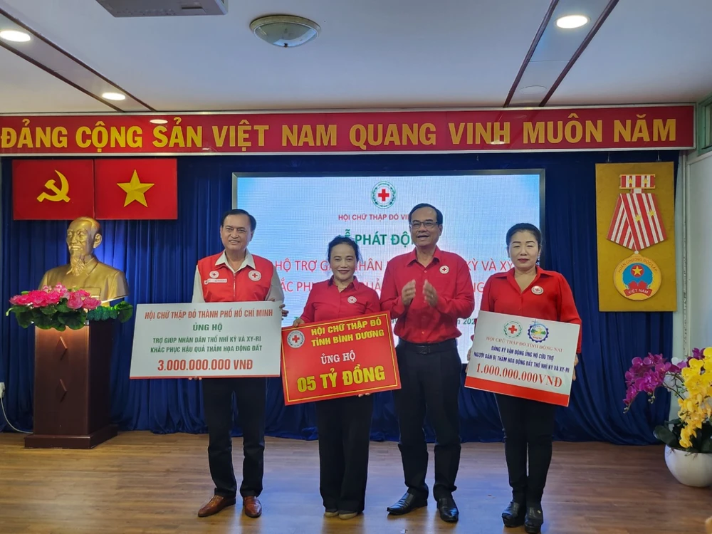 Ông Vũ Thanh Lưu, Phó Chủ tịch, Trưởng cơ quan đại diện Hội Chữ thập đỏ Việt Nam phía Nam tiếp nhận hỗ trợ từ các đơn vị.