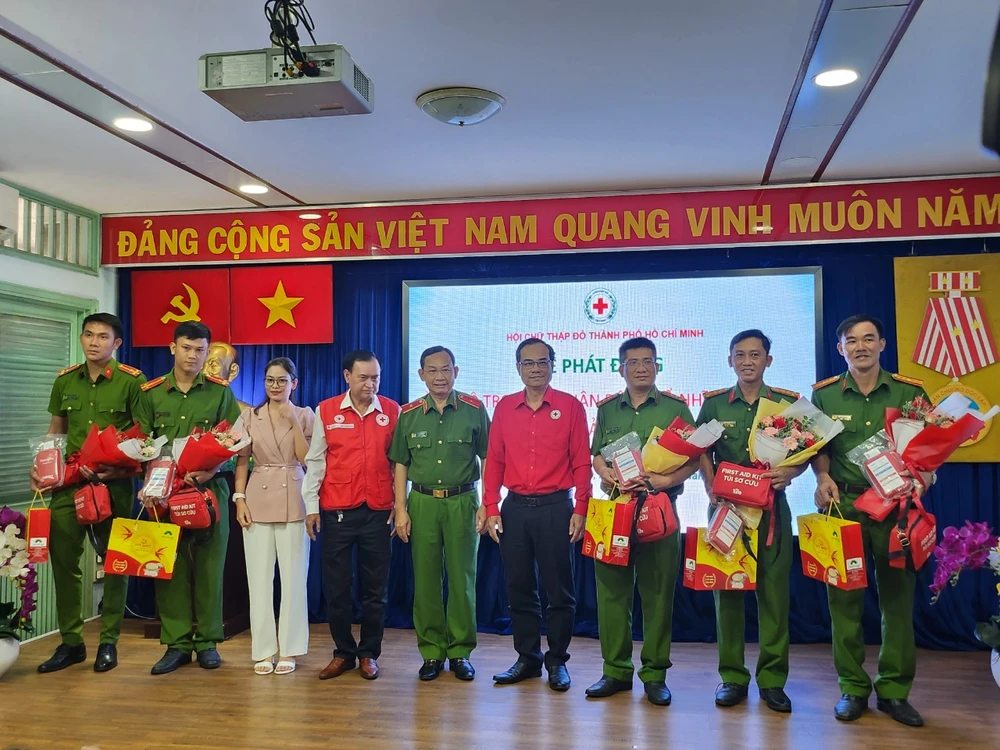 Hội chữ thập đỏ TP.HCM cũng trao quà cho 5 cán bộ, chiến sĩ tham gia cứu nạn, cứu hộ tại Thổ Nhĩ Kỳ.