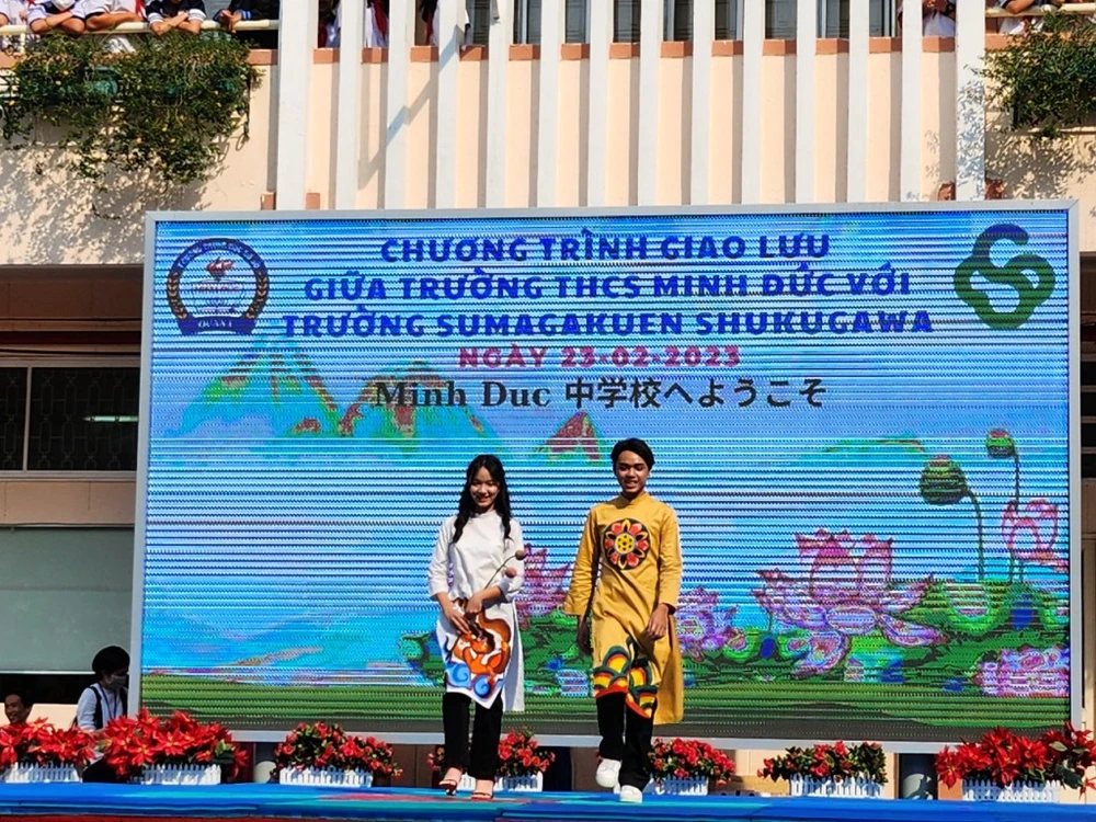 Học sinh Trường THCS Minh Đức biểu diễn trang phục áo dài tại sự kiện sáng nay.