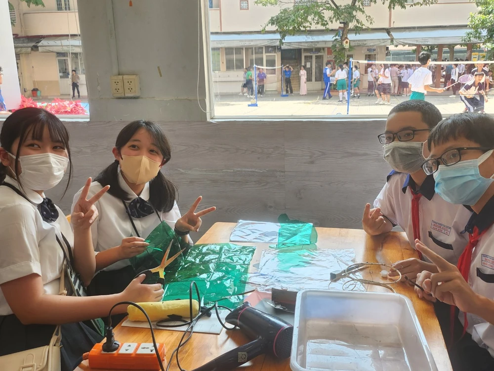 Học sinh Nhật Bản cùng học sinh Minh Đức làm đèn lồng.