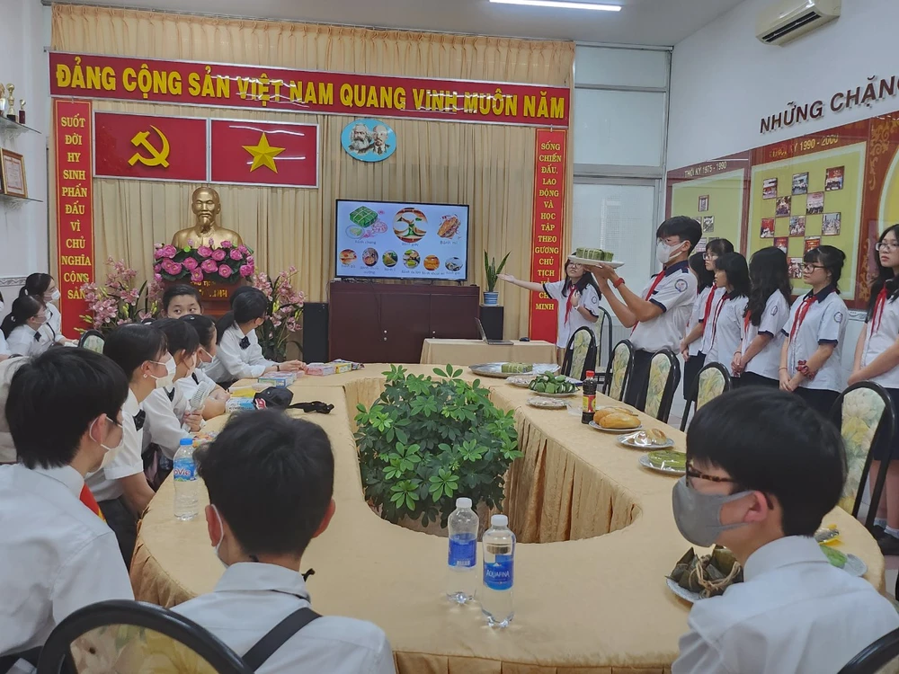 Các em Trường THCS Minh Đức giới thiệu các món bánh đặc trưng của Việt Nam cho học sinh nước bạn.