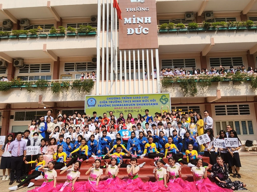 Ban giám hiệu, giáo viên cùng học sinh của 2 trường chụp hình lưu niệm.