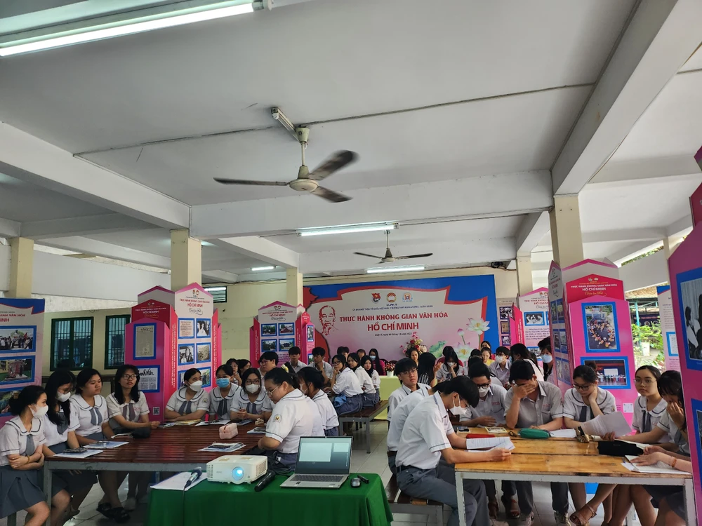 Tiết học sáng nay được tổ chức tại không gian văn hóa Hồ Chí Minh của trường.