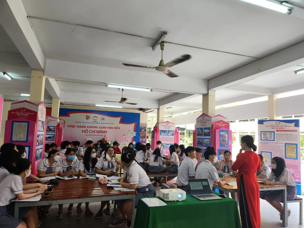 Học sinh được bố trí ngồi thành từng nhóm để có thể dễ trao đổi thảo luận.