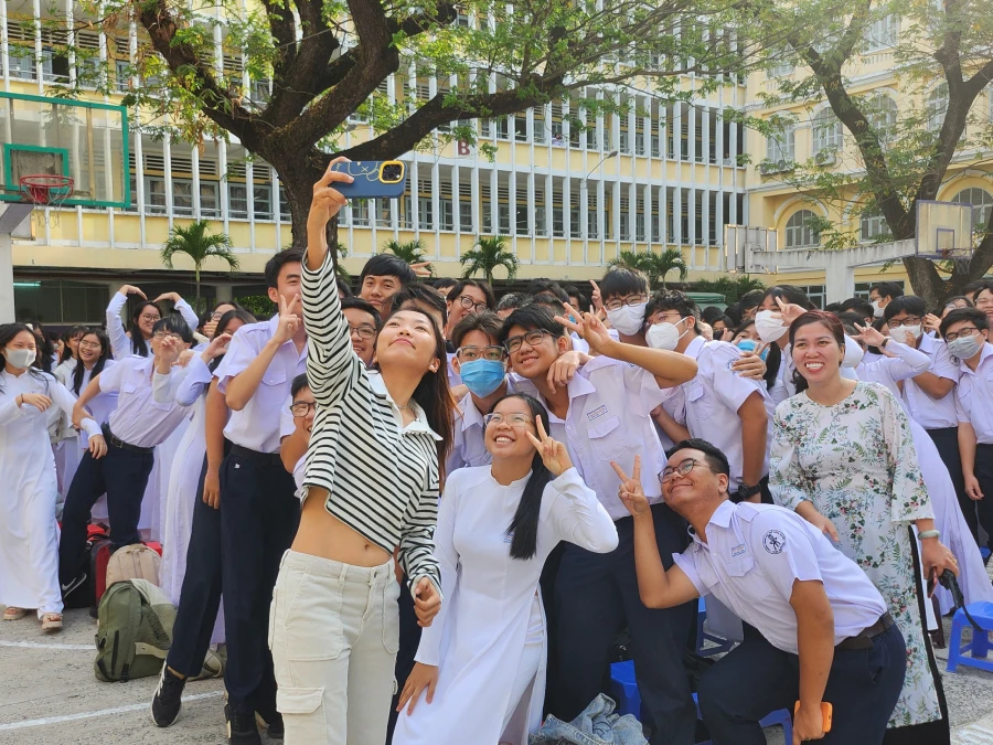 Quả bóng vàng 2023 chụp hình tự sướng với học sinh toàn trường.