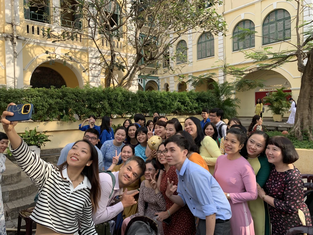 Huỳnh Như chụp hình với các thầy cô giáo.