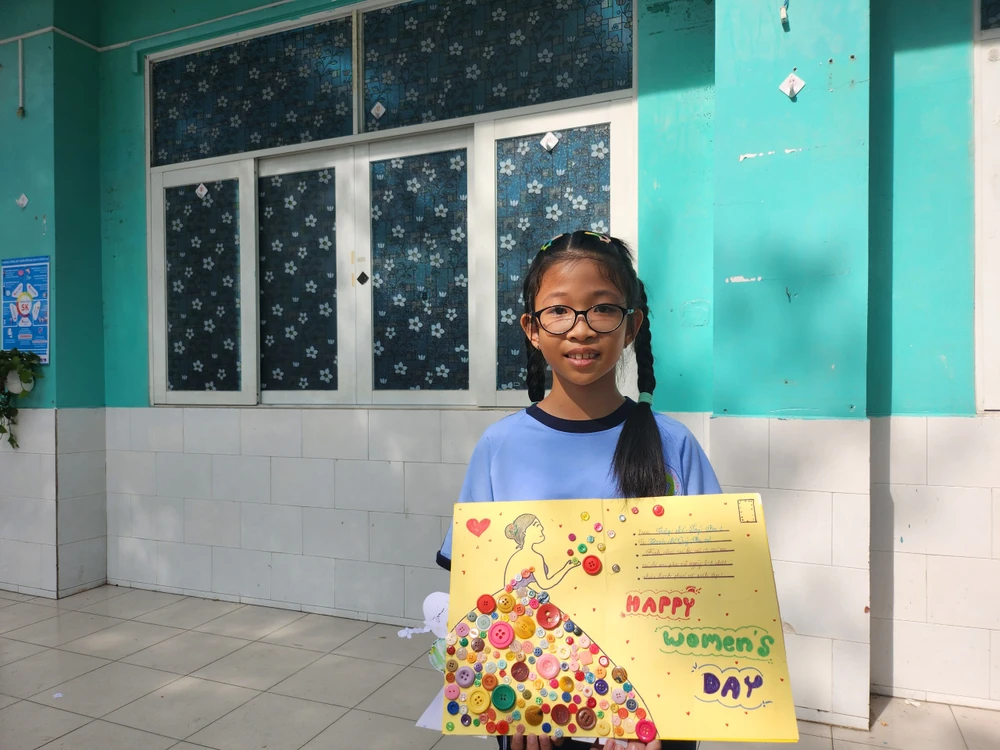 Tấm bưu thiếp được làm từ các vật liệu tái chế trong đó có sử dụng những chiếc cúc áo.