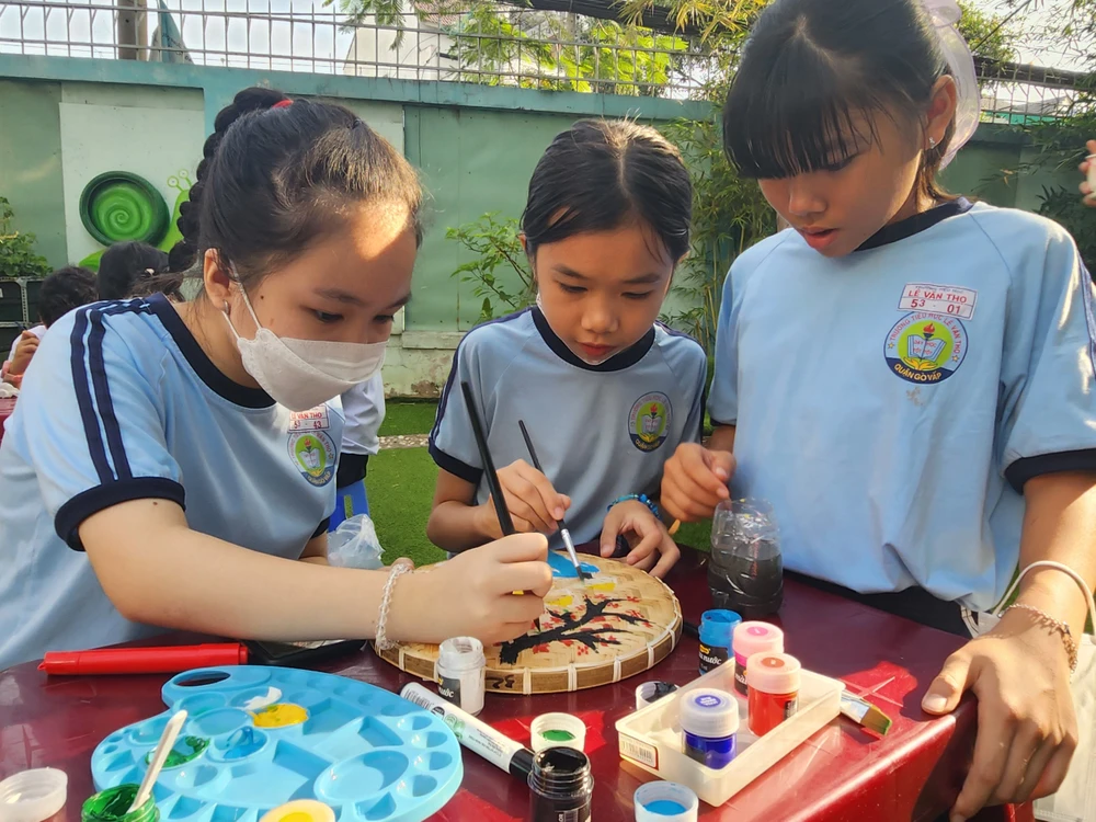 Các em hiện thực ý tưởng của mình bằng những nét vẽ trên chiếc mẹt đã được chuẩn bị sẵn. Tất cả các sản phẩm đều thể hiện tình cảm đối với mẹ và cô.