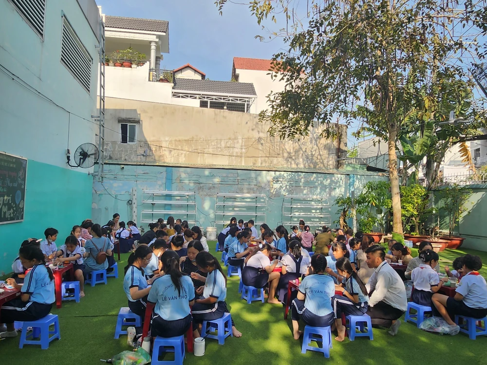 Học sinh trang trí mẹt tại khu vực vườn trường.