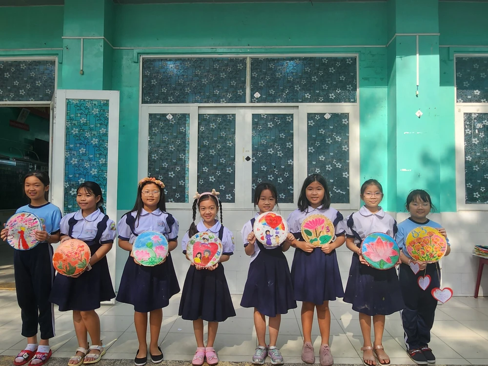 Sản phẩm của các em học sinh tại phần thi trang trí mẹt.