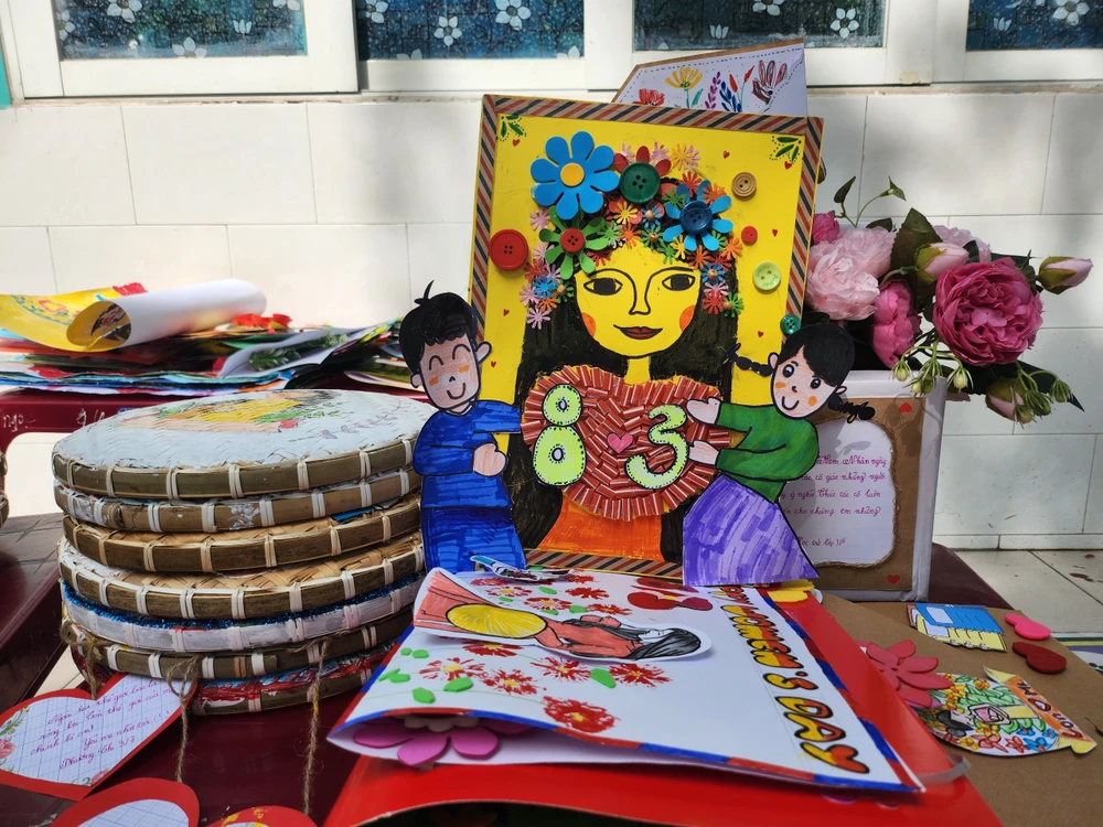 Sản phẩm của các em học sinh sau khi hoàn thành phần thi xé giấy dán tranh và làm bưu thiếp