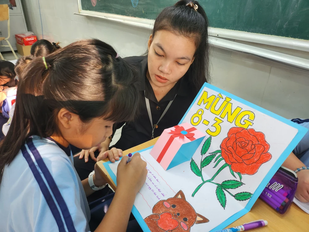 Cô trò cùng nhau hoàn thiện tấm bưu thiếp.