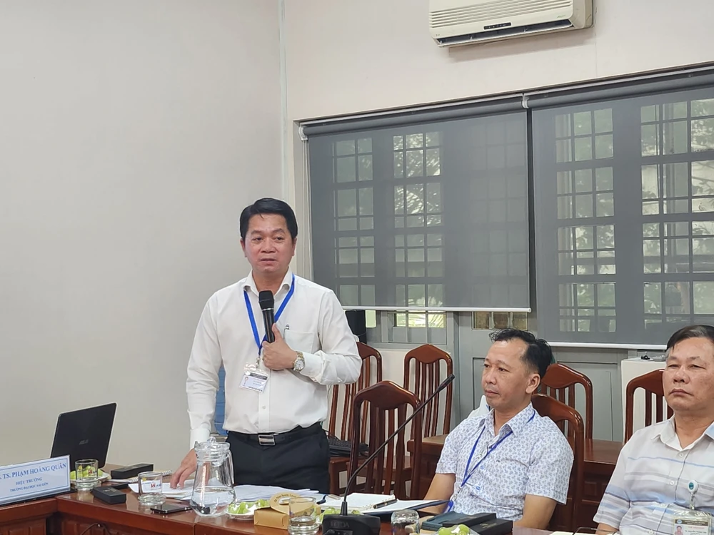 Ông Võ Văn Thật, Phó Hiệu trưởng Trường Đại học Sài Gòn chia sẻ tại hội nghị. Ảnh: NGUYỄN QUYÊN