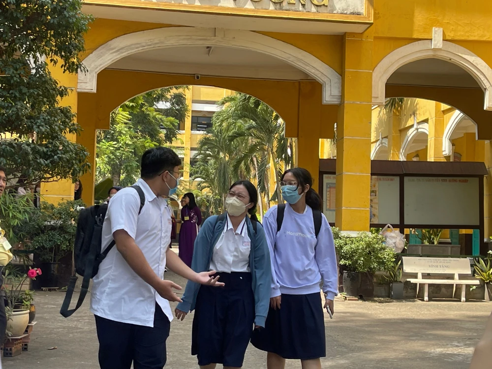 Thí sinh phấn khởi rời phòng thi. Ảnh: KHÁNH TRÚC Thí sinh phấn khởi rời phòng thi. Ảnh: KHÁNH TRÚC