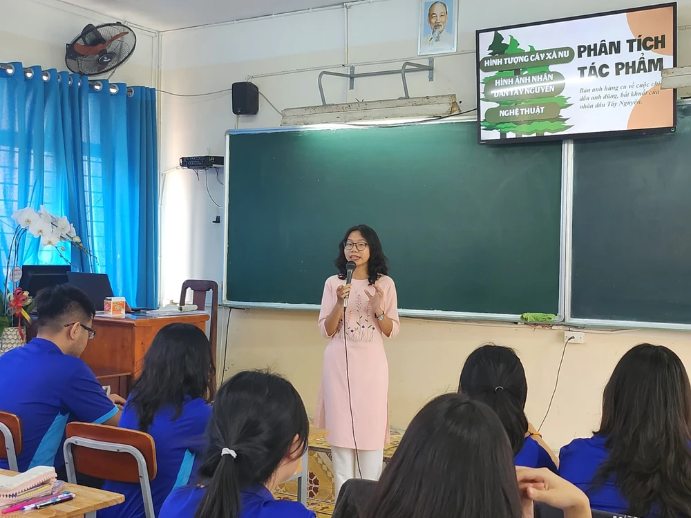 Học sinh tập làm thầy cô