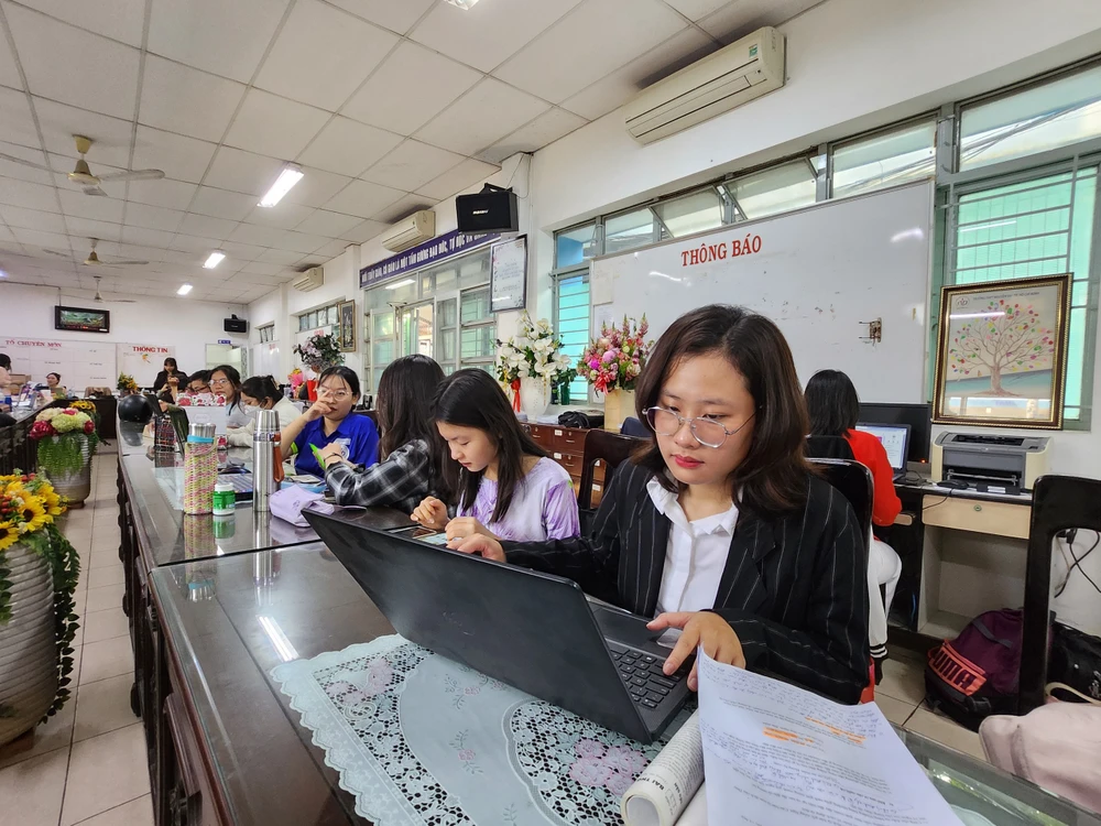 Học sinh tập làm thầy cô