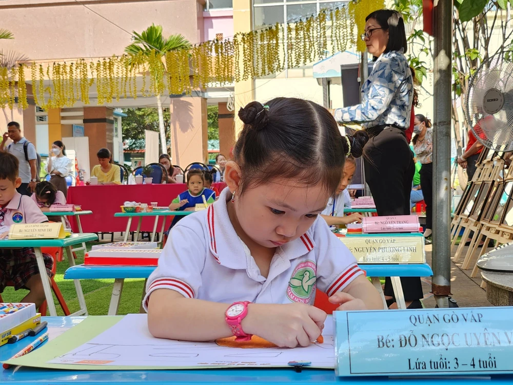 Bé Đỗ Ngọc Uyên Vy, Trường Mầm non Anh Đào đang tô màu cho bức vẽ của mình.