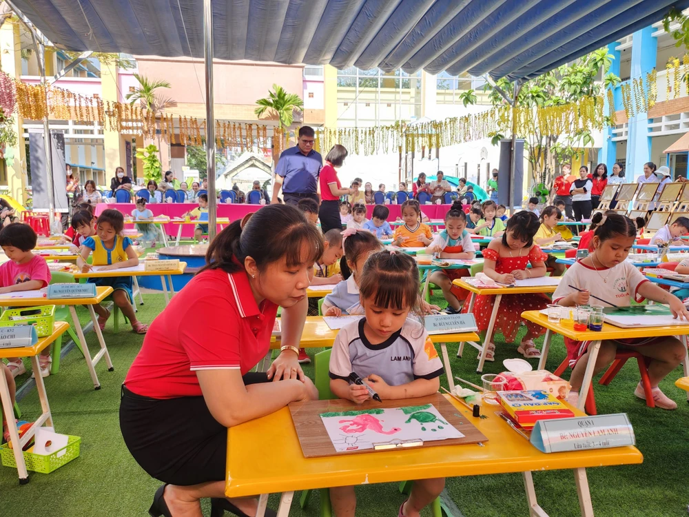 Do các bé còn ít tuổi nên được các thành viên trong ban tổ chức hỗ trợ trong suốt thời gian diễn ra hội thi.