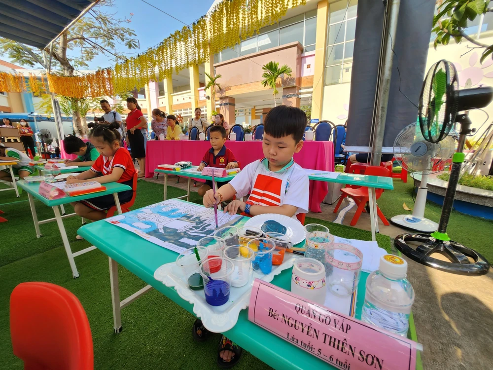 Thiên Sơn thích vẽ từ nhỏ. Em đang hoàn thành bức vẽ chiếc máy bay lọc không khí