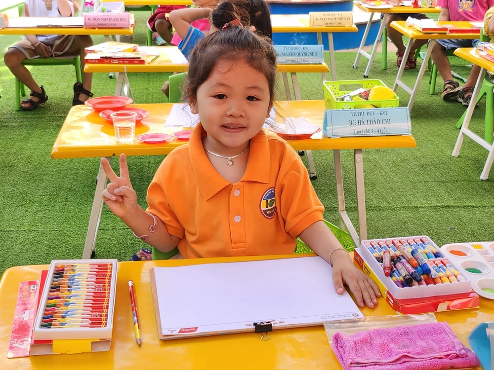 Trẻ háo hức trước giờ thi.