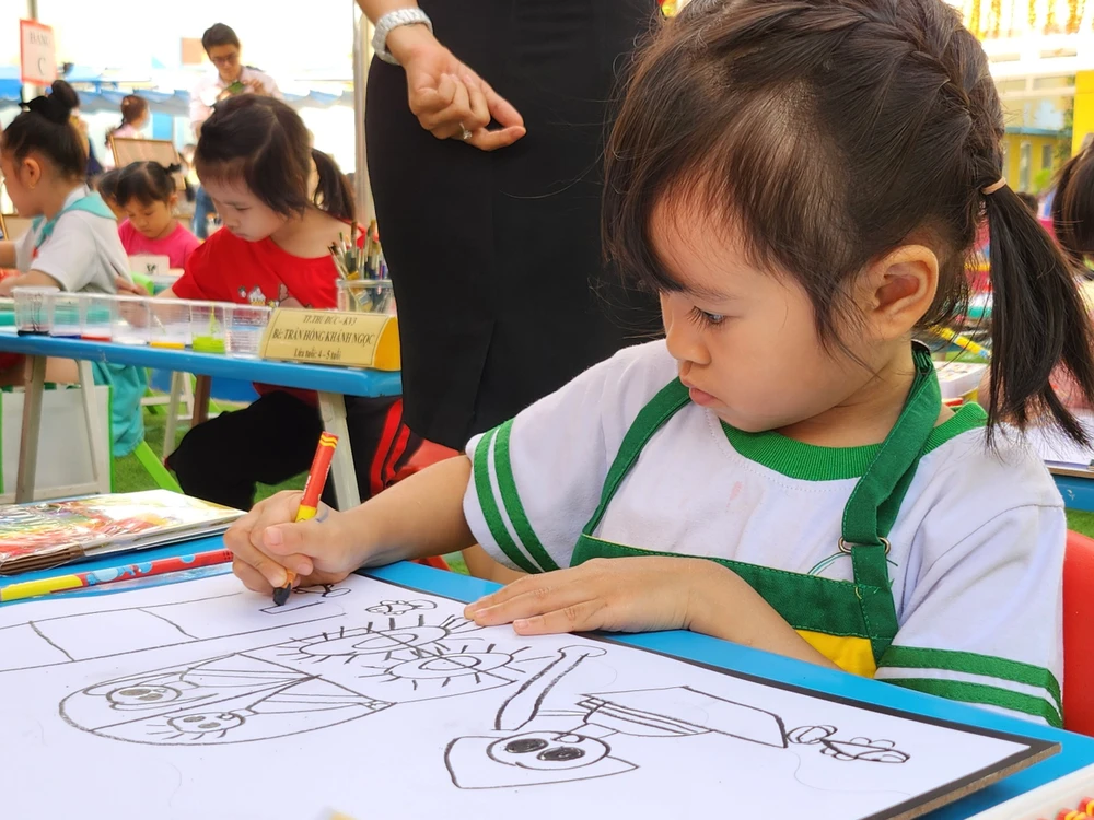 Trẻ tập trung cao độ vào tác phẩm của mình