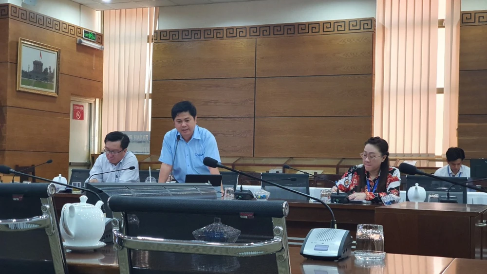 Ông Hồ Tấn Minh, Chánh Văn phòng Sở GD&amp;ĐT TP.HCM phát biểu tại cuộc họp sáng nay. Ảnh: HH