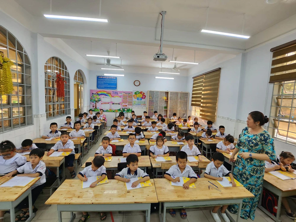 Trường Tiểu học Lê Văn Thọ, quận 12 không đủ phòng học nên phải thực hiện dạy học 1 buổi/ngày. Ảnh: NGUYỄN QUYÊN