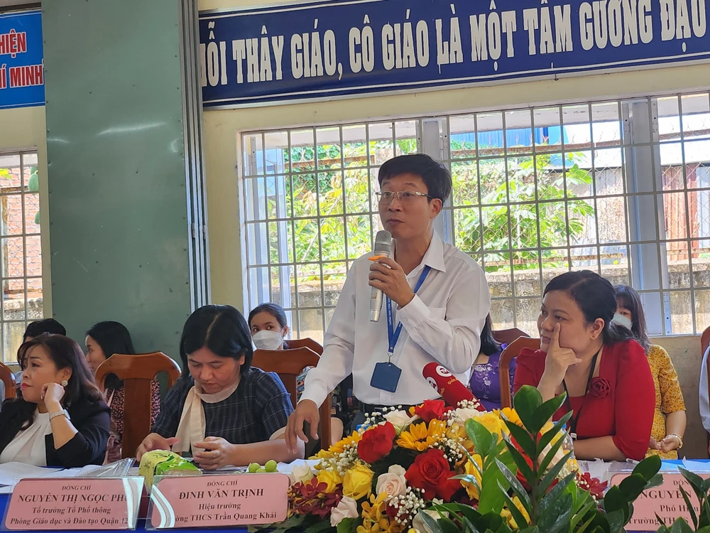 Ông Đinh Văn Trịnh, Hiệu trưởng Trường THCS Trần Quang Khải phát biểu tại buổi làm việc. Ảnh: NGUYỄN QUYÊN