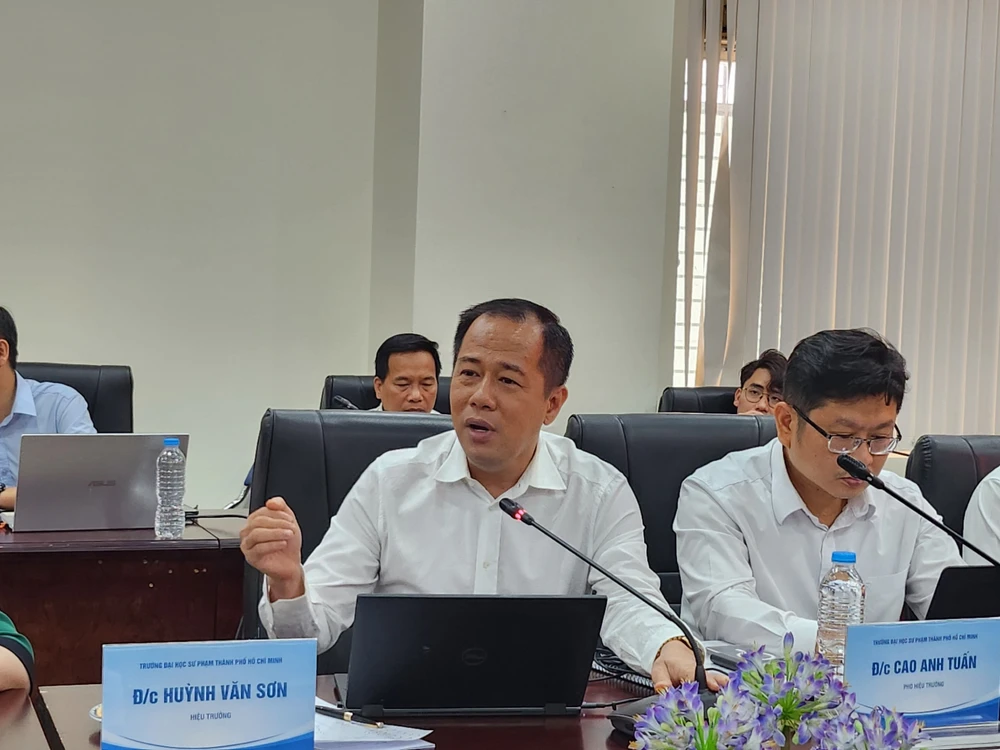 GS Huỳnh Văn Sơn, Hiệu trưởng Trường Đại học Sư phạm TP.HCM chia sẻ tại buổi làm việc. Ảnh: NGUYỄN QUYÊN