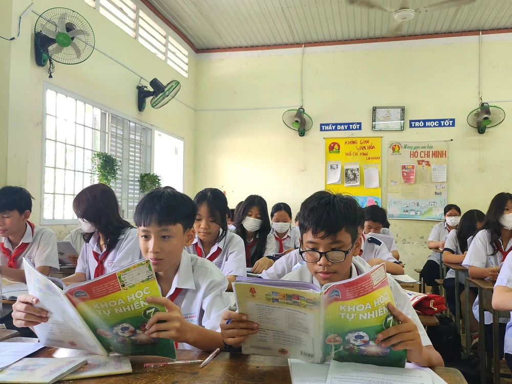 Giờ học khoa học tự nhiên của học sinh Trường THCS Trần Quang Khải, quận 12. Ảnh: NGUYỄN QUYÊN