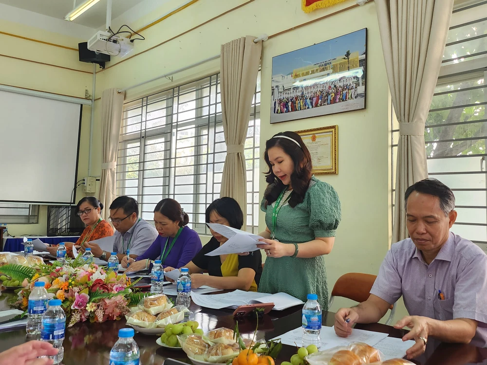 Bà Nguyễn Ngọc Khánh Vân, Hiệu trưởng Trường THPT Gia Định báo cáo các khoản thu tại buổi khảo sát. Ảnh: NGUYỄN QUYÊN