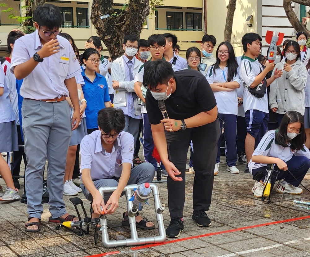 Trò chơi bắn tên lửa nước thu hút nhiều HS tham gia