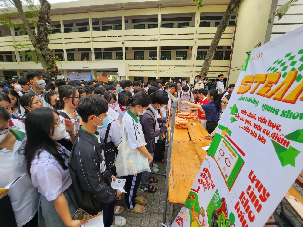 Các gian hàng của các tổ đều đón nhận sự tham gia tích cực của HS các khối