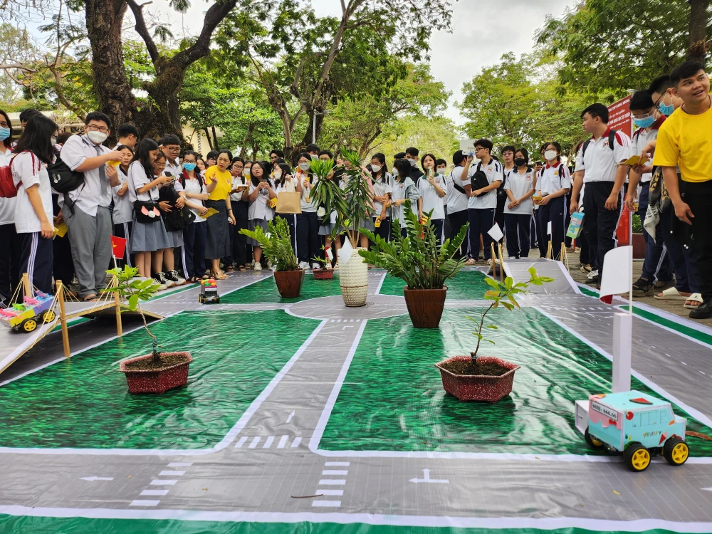 HS trải nghiệm hoạt động điều khiển xe chạy trên sa huỳnh của tổ tin học.