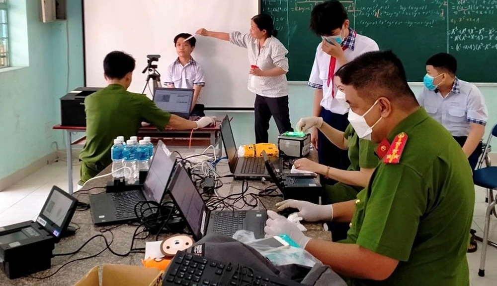 Công an cấp CCCD gắn chíp cho học sinh. Ảnh: TRẦN MINH